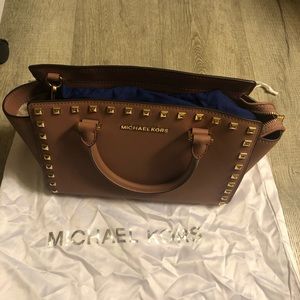 mk selma medium dusty rose with rivet